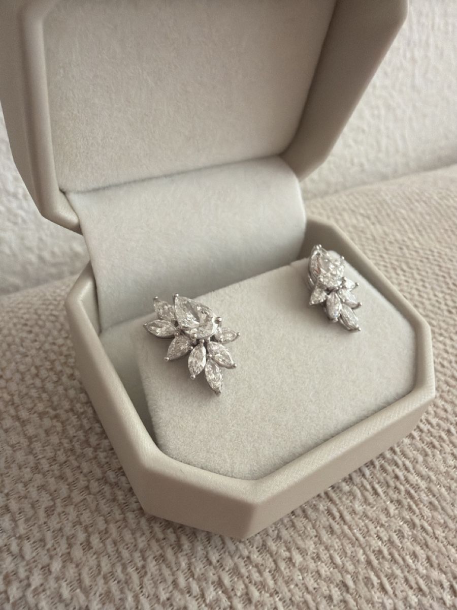 Orecchini pendenti & Orecchini a lobo: White Gold Earrings with Diamond – Nuovo (secondo la descrizione) da Zürich venduto da Pandainlondon 1