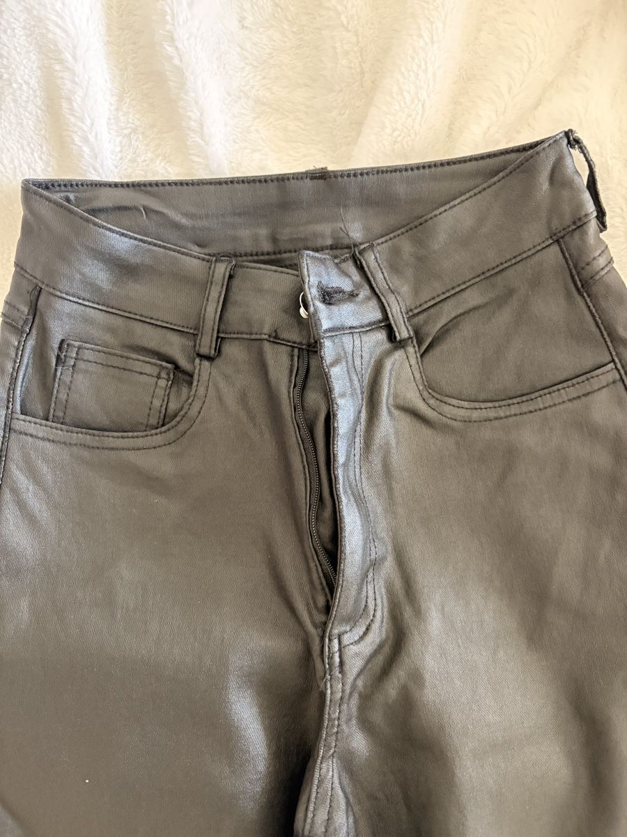 Pantaloni: Pantalon noir imitation cuir  – Usato da Chêne-Bougeries venduto da bru_bs9n 4