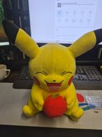 Plüschfigur Pikachu mit Apfel gut erhalten 22cm