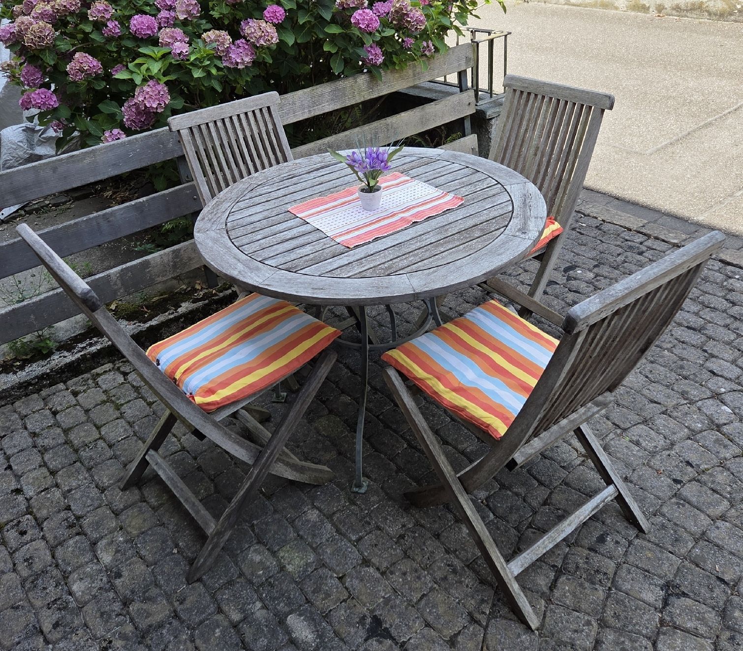 Tische: Teakholz Gartentisch mit 4 klappbaren Stühlen – Gebraucht aus Klingnau von Groofty69
