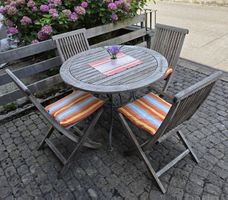 Teakholz Gartentisch mit 4 klappbaren Stühlen