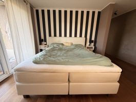 Bequemes Boxspringbett – inkl. 2 Nachttische & 2 Lampen