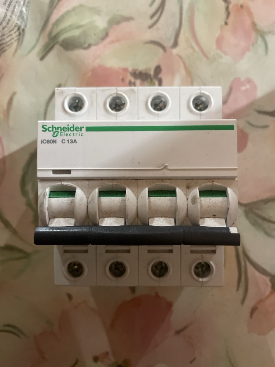 Schneider Stromzufuhr: Disjoncteur Schneider Electric IC60N C13A 4 modules 13A – Gebraucht aus Gillarens von PandaGore