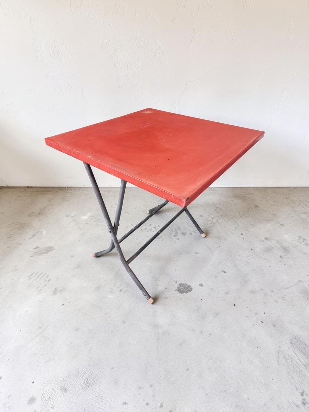Tables: Tisch rot Metall klappbar gebraucht – D'occasion à Zürich par Pinogaudio 6