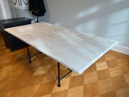 Schöner Tisch aus Holz