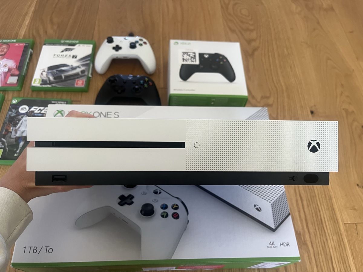 Microsoft Konsolen: Console Xbox One S 1TB con due controller e quattro giochi – Gebraucht aus moosseedorf von and_dj2g 1