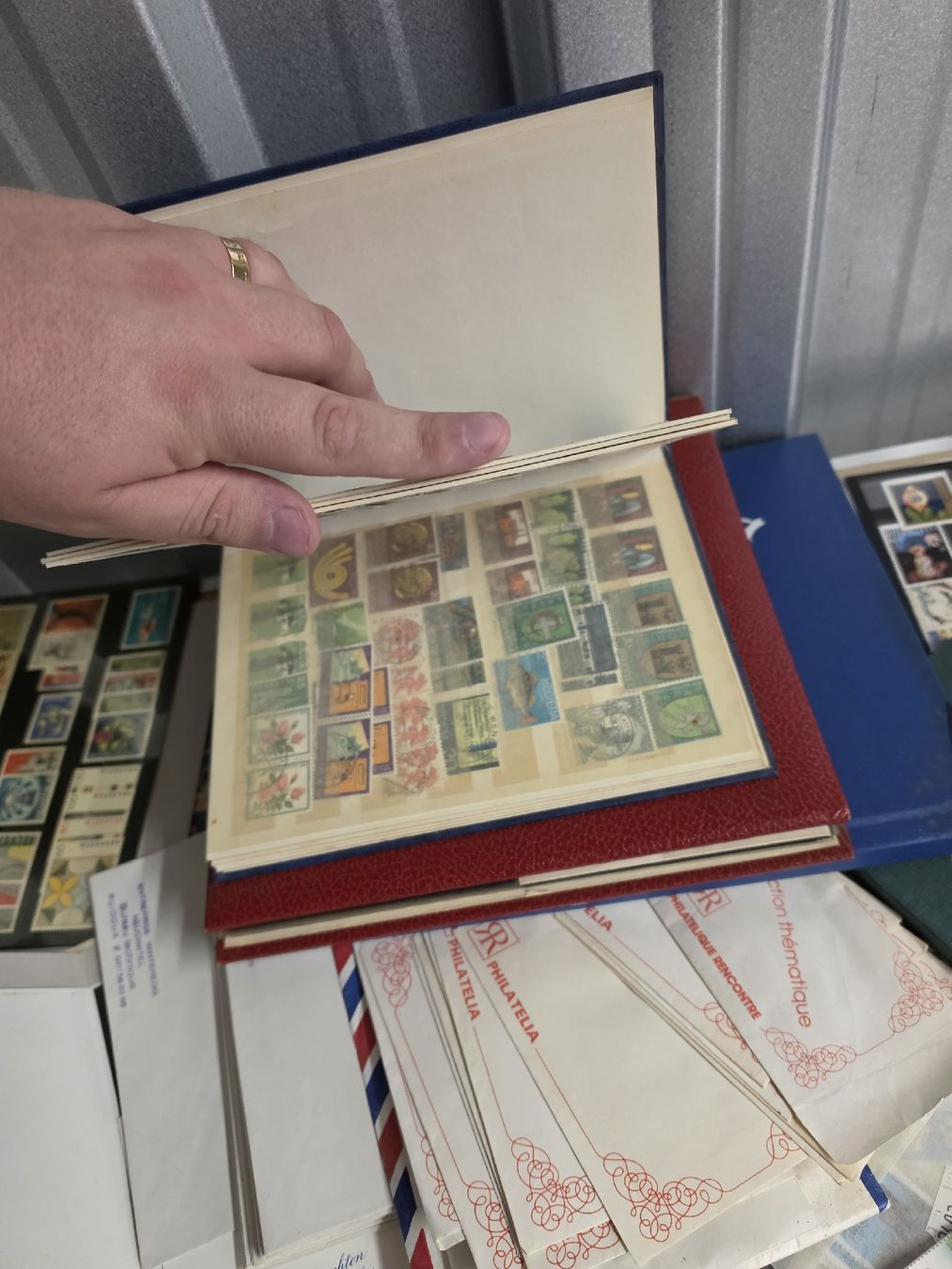 Tutti i francobolli: Enorme lot de timbre a controler – Usato da Val-d'Illiez venduto da AntiqueG 5