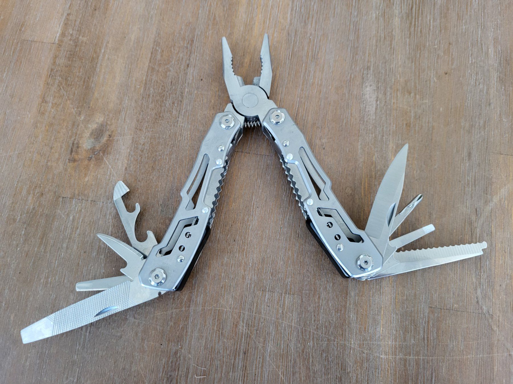 Tous les outils: MULTITOOL NEU – Neuf avec emballage d'origine à Lommiswil par Fridu_C 1