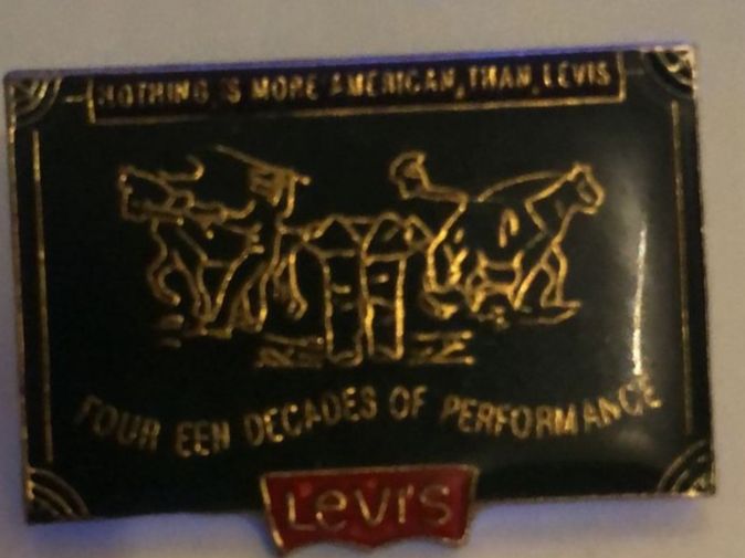 Plaketten & Abzeichen: Vends Pins Levis – Gebraucht aus Corpataux von pfi_27t6