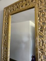 Prunkvoller Goldspiegel mit Ornamenten