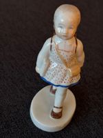 Herend Tertia Porzellanfigur Mädchen mit Tasche – handbemalt