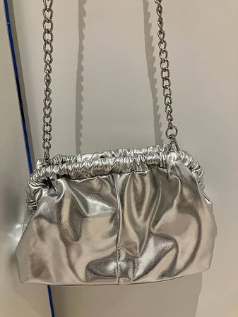 Silberne Clutch Tasche mit Kettchen — Sommertrend 2025