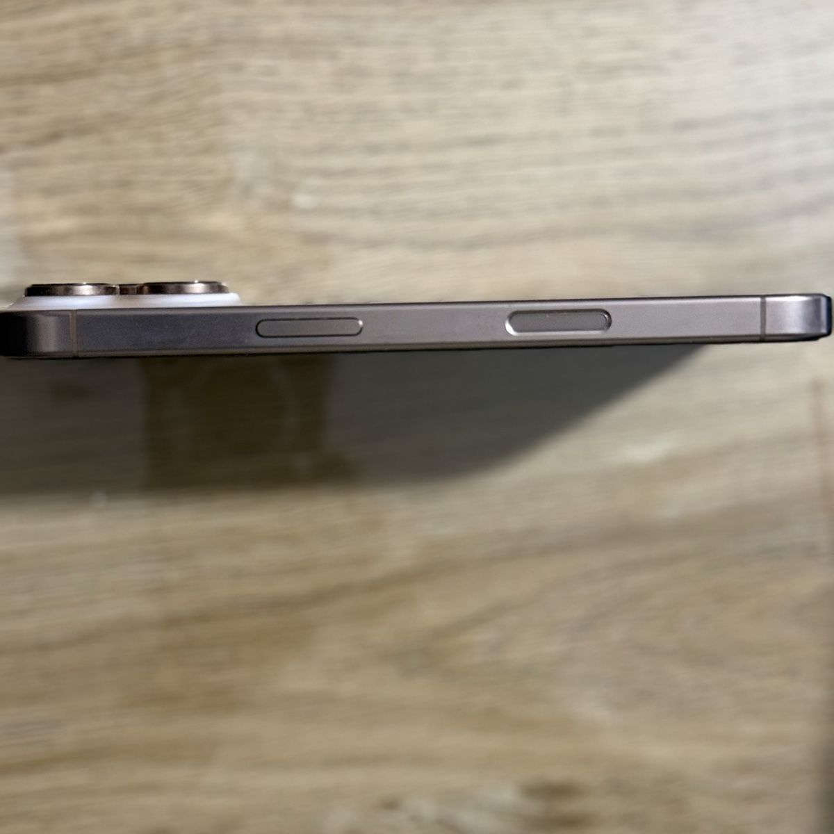 Apple Portables: IPhone 16 Pro, Gold – D'occasion à Crissier par Momo0202 1