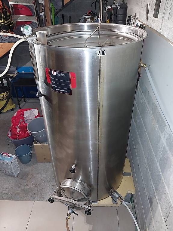 Abbeveratoi e trogoli: Cuve / réservoir/ citerne Inox 700L – Usato da Vevey venduto da vevey