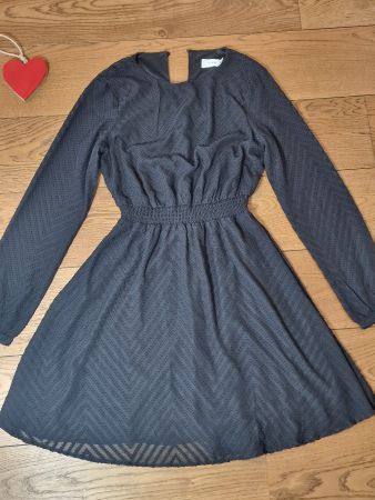 Kleid Vila schwarz strukturiert Grösse 36 guter Zustand