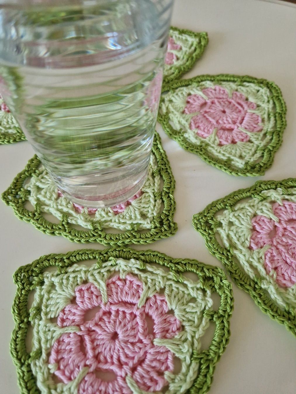 Alle Dekorationen: 6 gehäkelte Untersetzer, Coaster Blume 'Spring' Handmade – Neu (gemäss Beschreibung) aus Neuhausen am Rheinfall von Alchimista 1