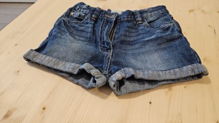 Suesse Jeans Shorts Gr. 140 von Alive, Top Zustand!