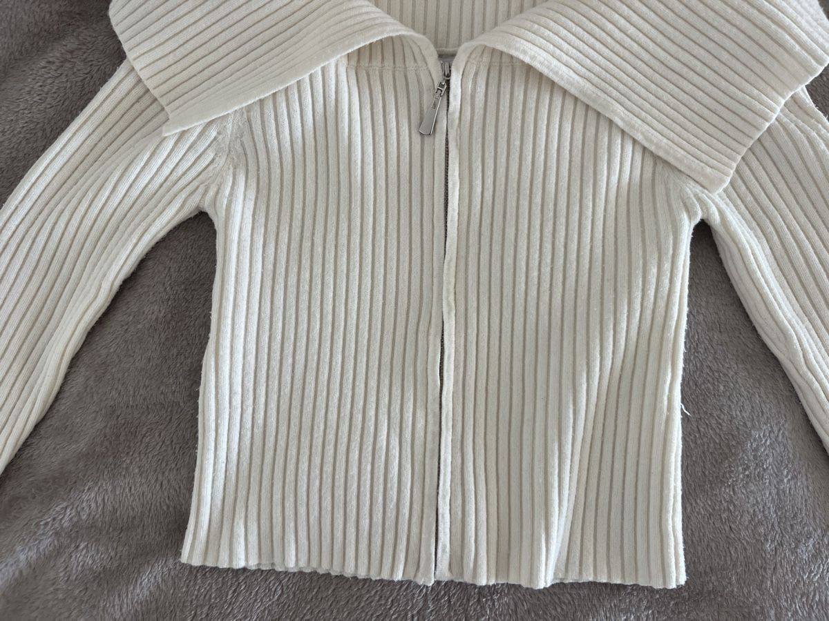Top: Pull crème épaule dénudée – Usato da Neuchâtel venduto da Ariane_vn00 2