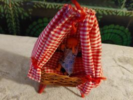 Altes herziges Puppenhausbettchen & Püppchen, von Dora Kuhn