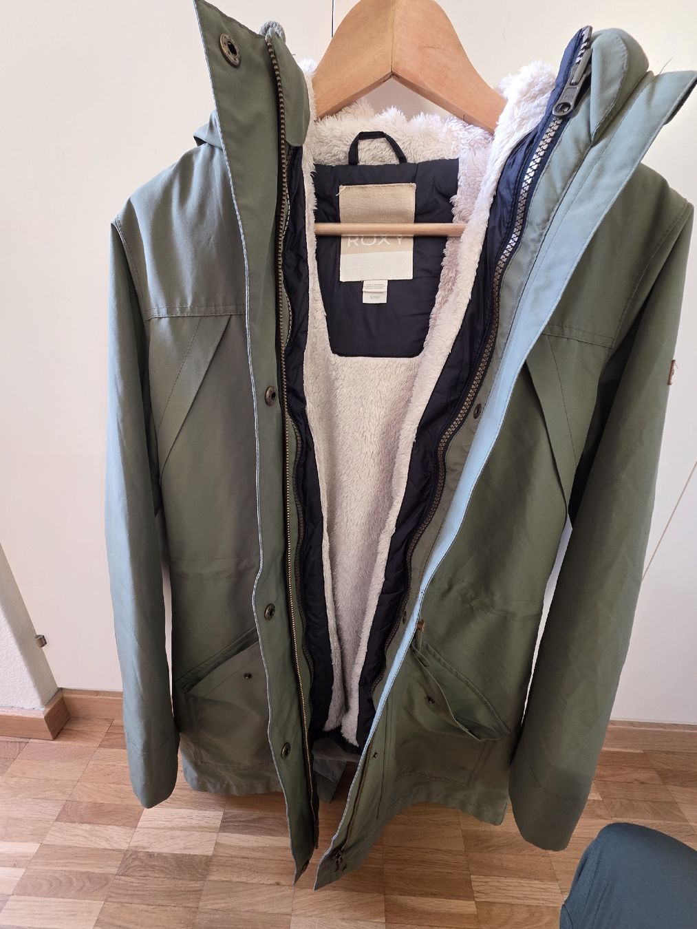 Roxy Jacken: Roxy Parka Jacke mit Teddyfutter Olivgrün Grösse S – Gebraucht aus Solothurn von Tan12345 1