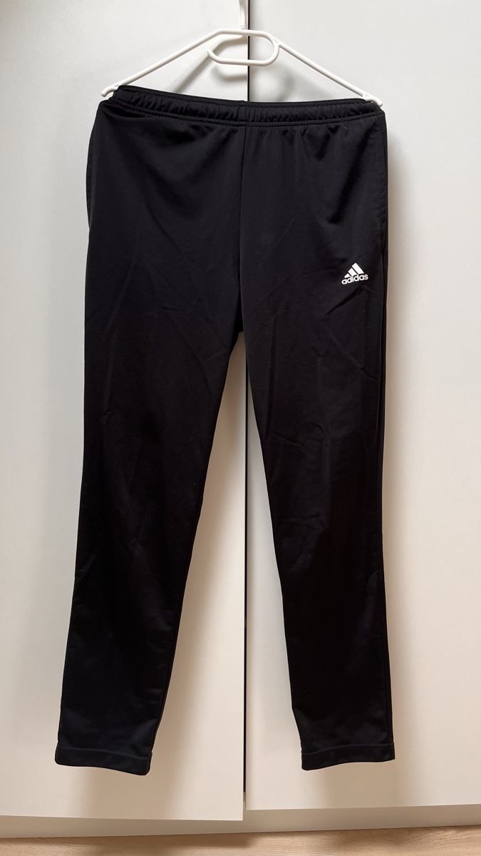 Adidas Lotti di vestiti: Jogging Adidas (L) – Usato da Delémont venduto da kev_rvm7