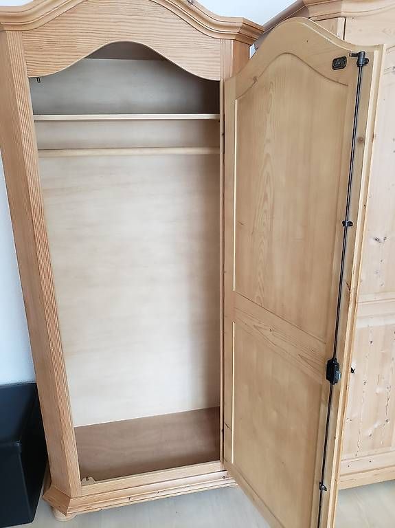Schränke: Kleiderschrank – Gebraucht aus Oberägeri von car_8qhm 1