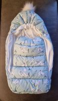 Babyfusssack mit Baby-Overall sowie Mütze und Halswärmer