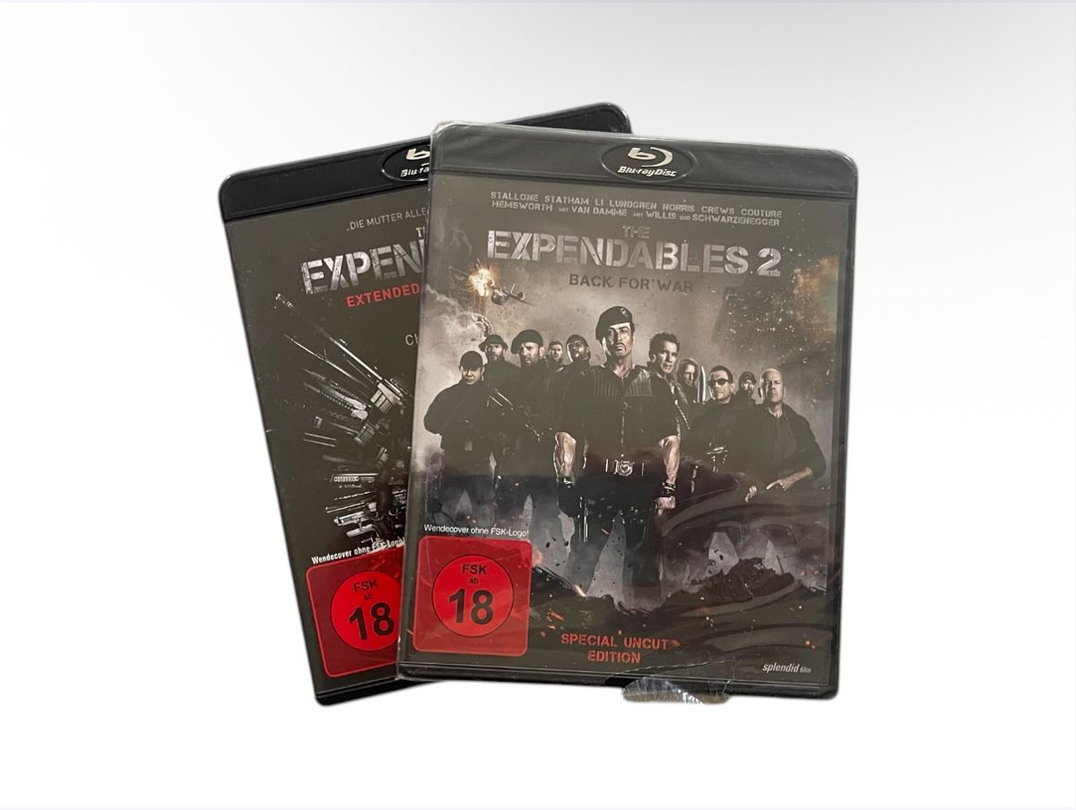 Tutti i DVDs: The Expendables 1 + 2 Extended & Uncut Versionen auf Blu-ray – Nuovo (secondo la descrizione) da Luzern venduto da woti-shop 7