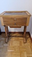 Table de couture ancienne en bois avec 3 tiroirs.