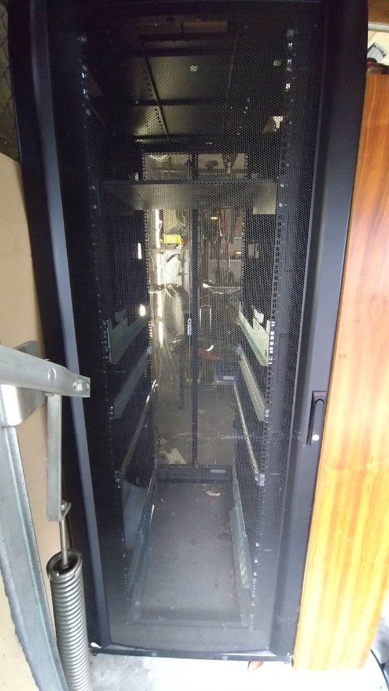 Apc Racks & Cavalletti: APC Server Rack mit Zubehör, 2 PDUs & UPS Trafo – Usato da Zürich venduto da hanmus31 3