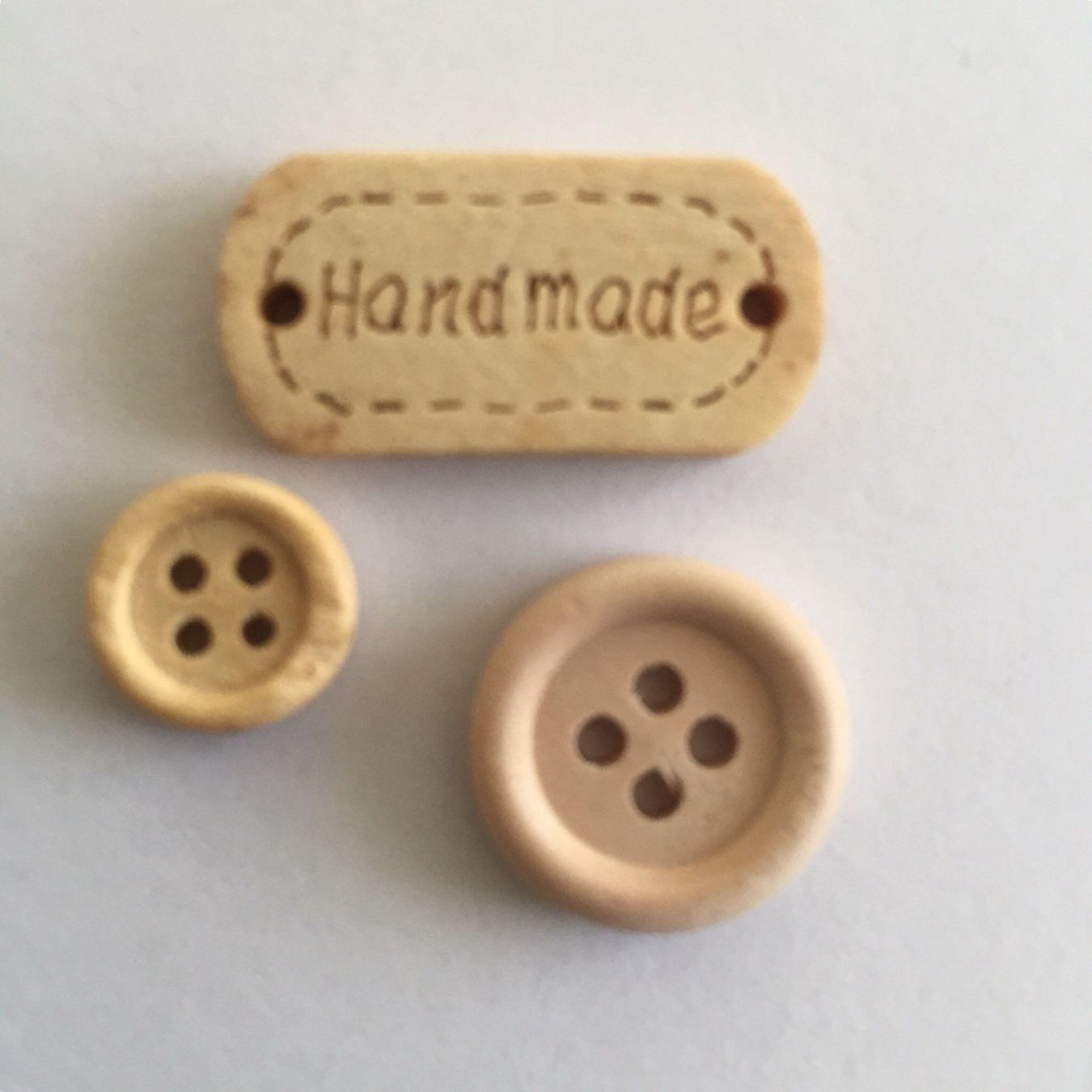 Bottoni: 8x Knöpfe und 2x handmade Schild HOLZ – Nuovo e nell'imballaggio originale da Emmenbrücke venduto da swissmade-miracles 1