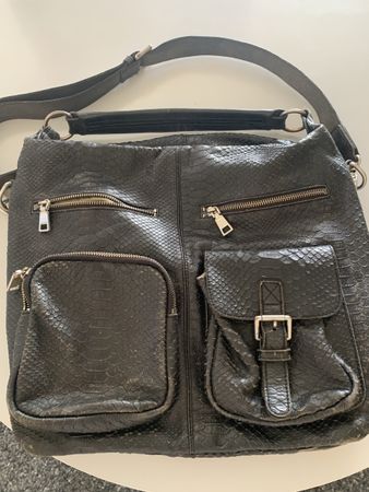 Handtasche Liebeskind Berlin schwarz Schlangenoptik