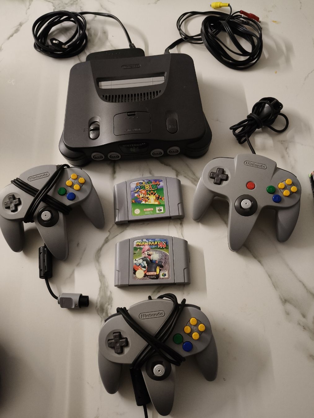 Nintendo Console: Nintendo 64 Konsole mit 3 Controller und 2 Games! – Usato da Oensingen venduto da ece_8k7q 1