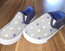 Neu Sommer-Schlupfschuhe mit Sternen, Grösse 24