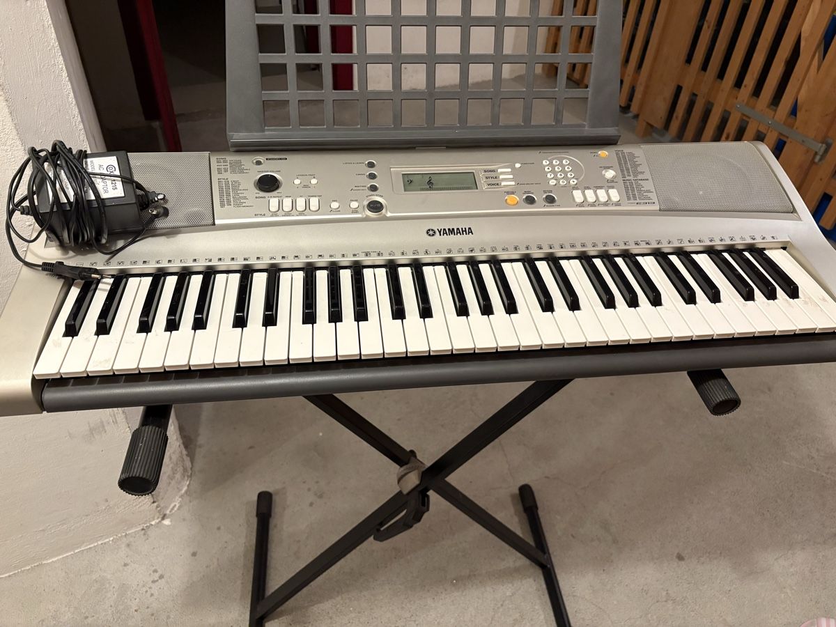 Yamaha Strumenti musicali: Yamaha Keyboard PSR-E313 mit Ständer und Netzteil – Usato da Romanshorn venduto da Ssivakumar