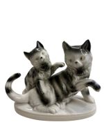 Katzenfigur aus Porzellan - 17 cm lang, 12,5 cm hoch