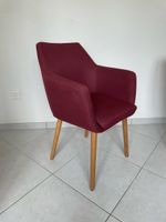 6x Stuhl in Bordeaux mit Holzbeinen, guter Zustand