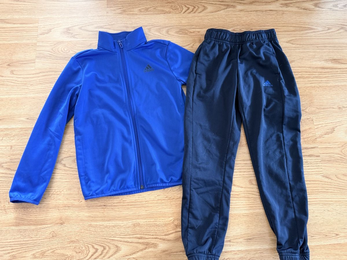 Adidas Lotti & Set di vestiti: Adidas Trainingsset Gr. 128 – Usato da Rotkreuz venduto da ZG6343