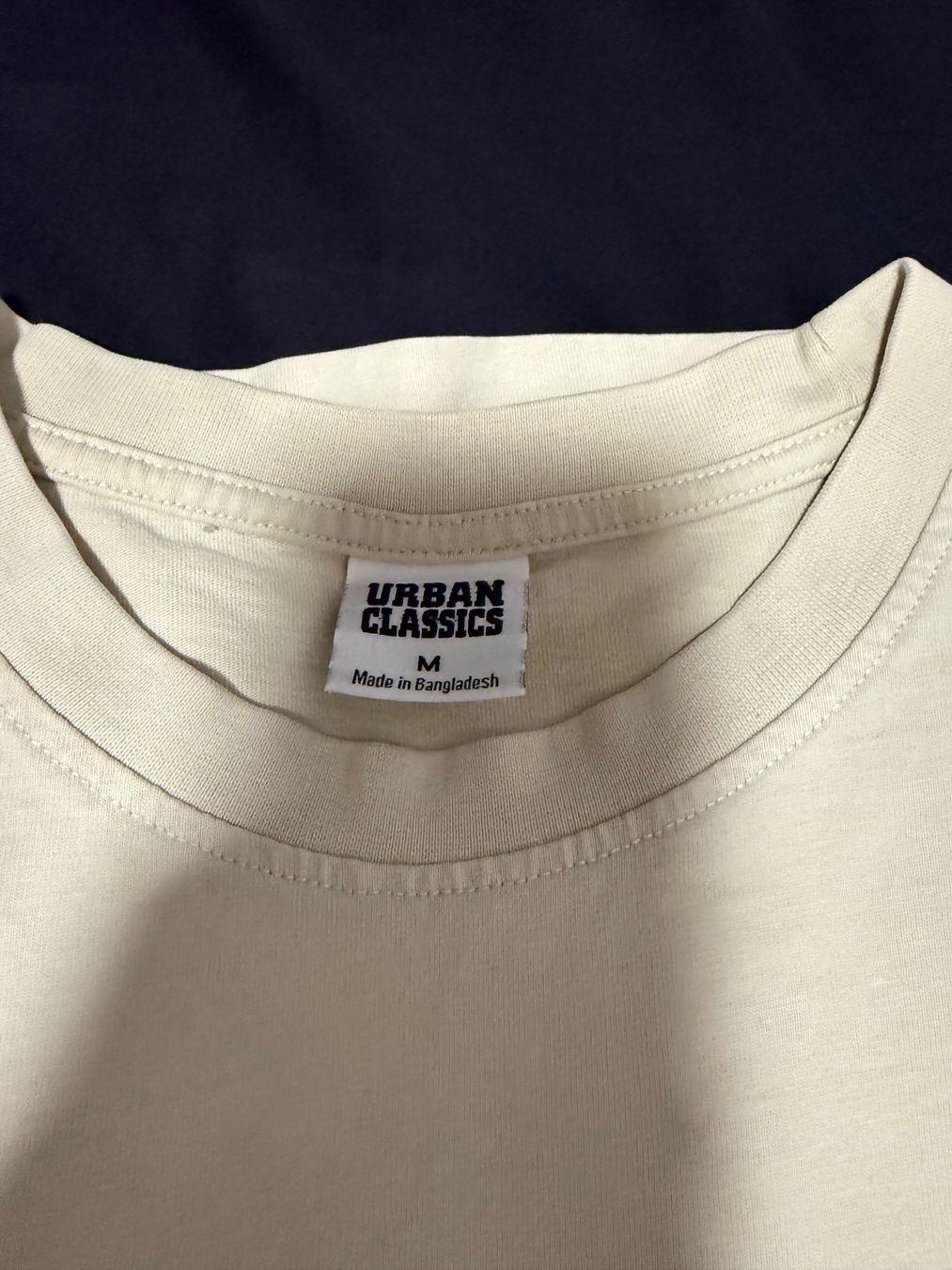 T-shirt: Urban Classics T-shirt Beige Taille M – Usato da Chézard-St-Martin venduto da keke_0675 1