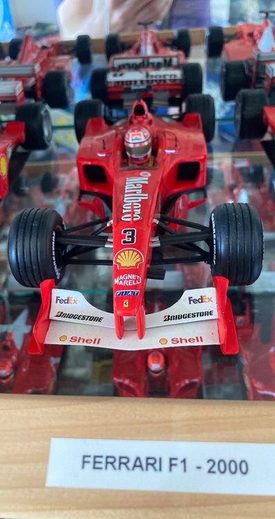 F1 FERRARI F2000 BARRICHELLO #4 SPONSOR MARLBORO 1/18 HOT WHEELS 26738 formule 1