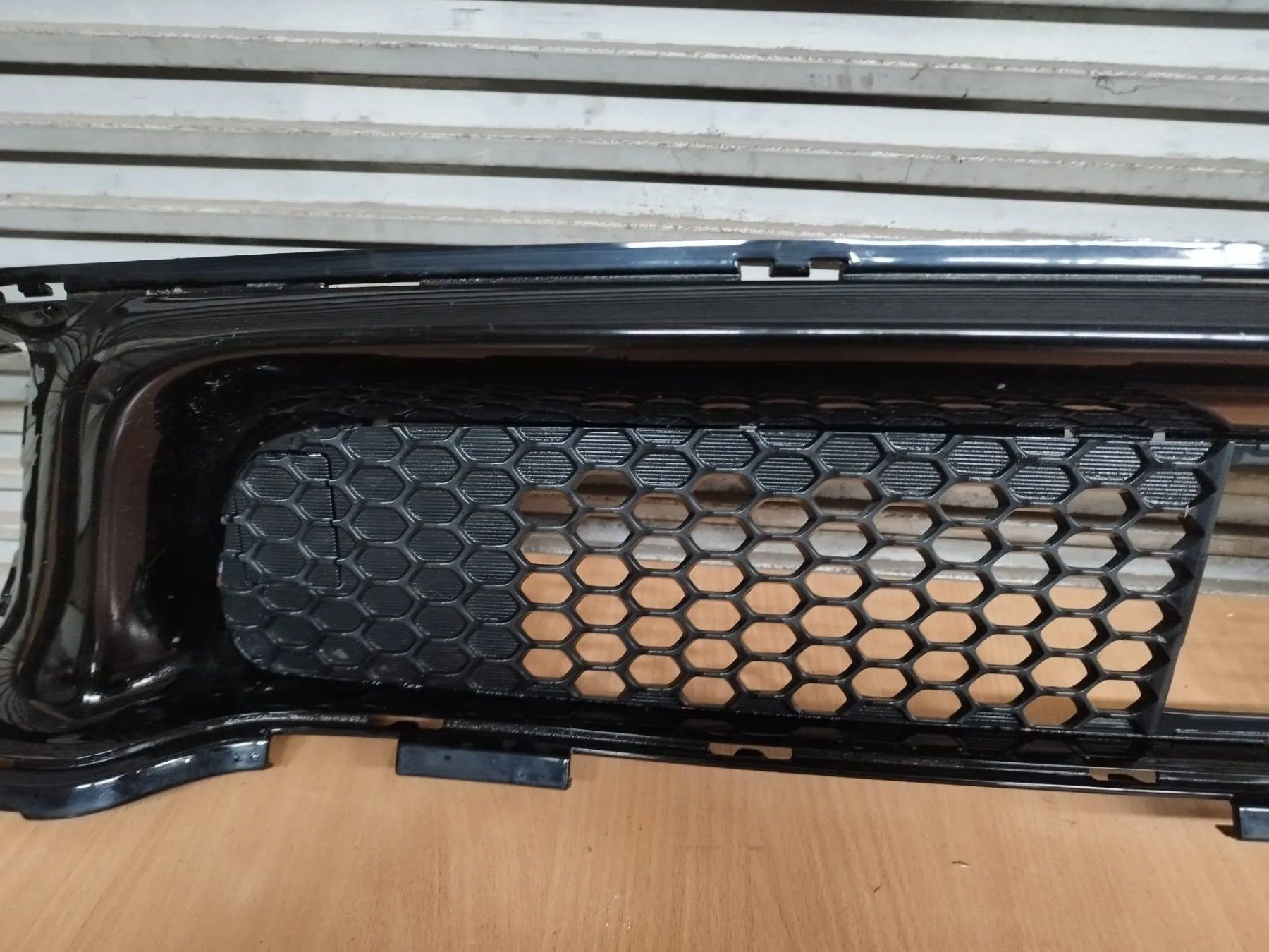 Jeep Tutti pezzi di ricambio auto: Jeep Grand Cherokee WK2 SRT Lufteinlassgitter – Usato da Zittau venduto da BB-Jeep-Teile 1