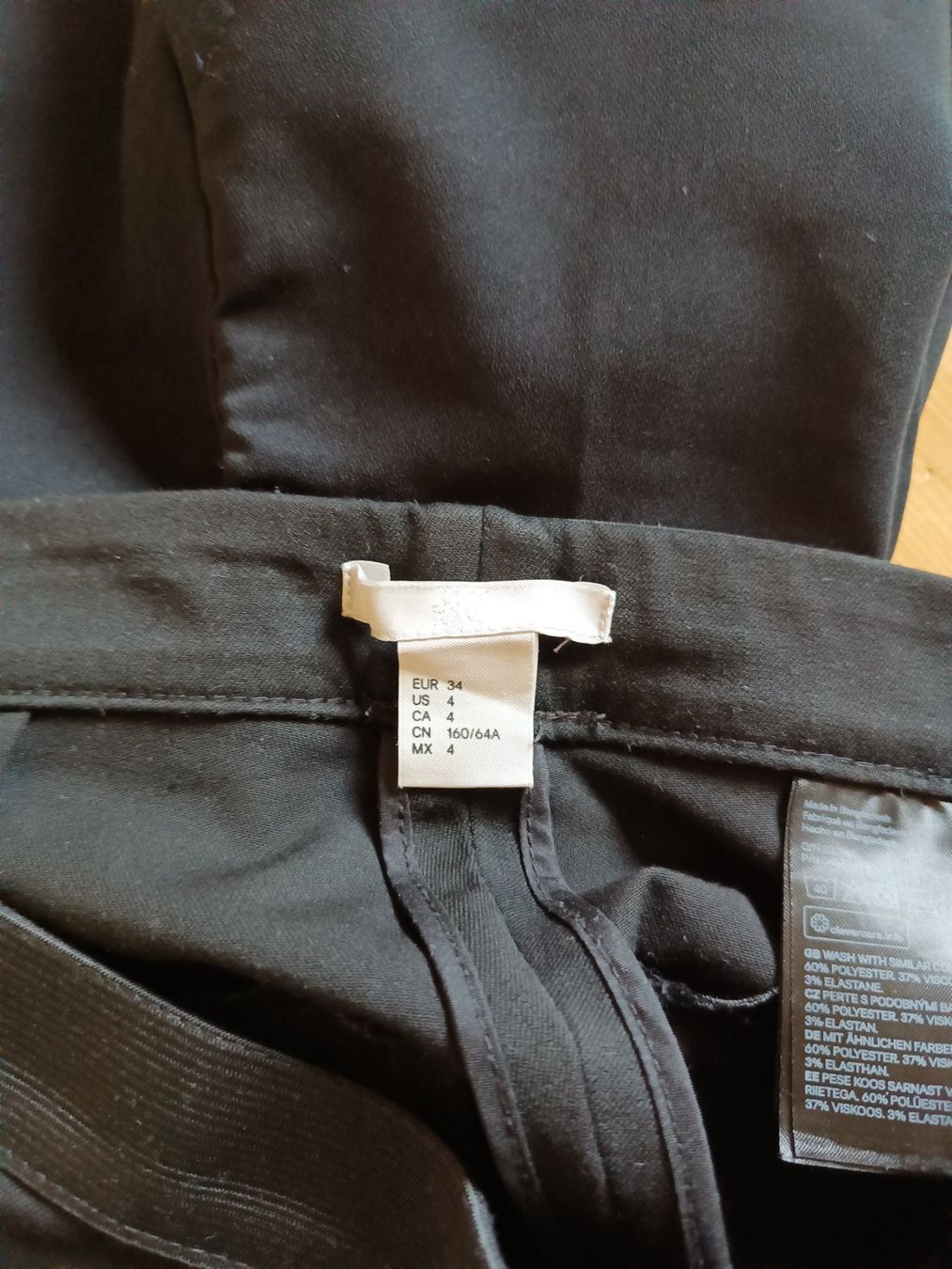 Pantaloni: 2 schwarze Hosen – Usato da Basel venduto da mon_7m8h 1