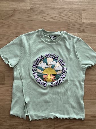 grünes T-Shirt mit Print 💚💜