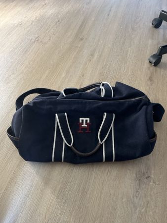 Tommy Hilfiger Duffle Bag, lightly used, grab a bargain!