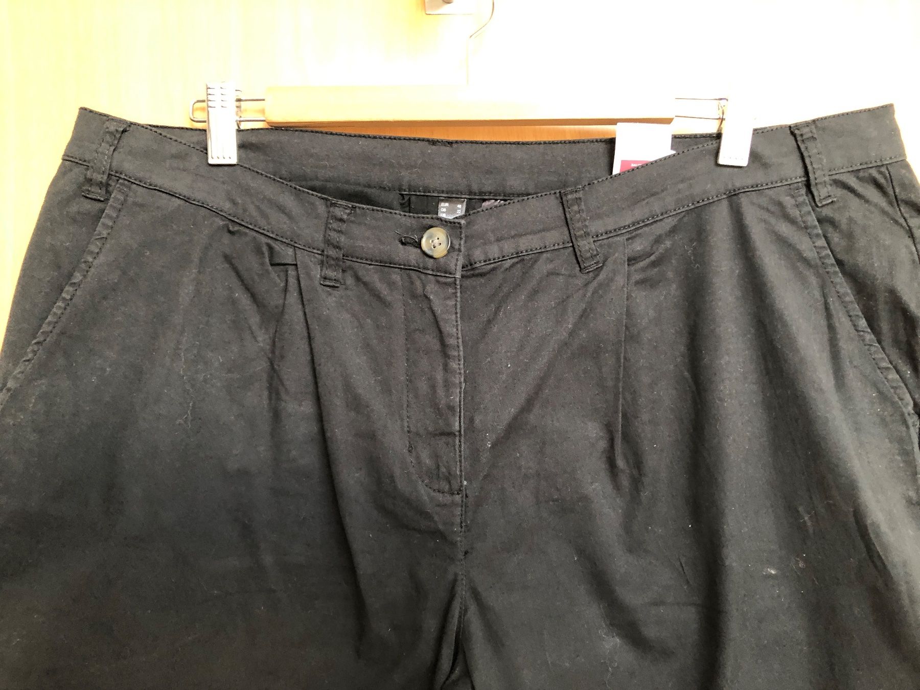Pantaloni: Schwarze Bermuda-Shorts, Gr. 48, – Usato da Arlesheim venduto da leyRum4.5 1