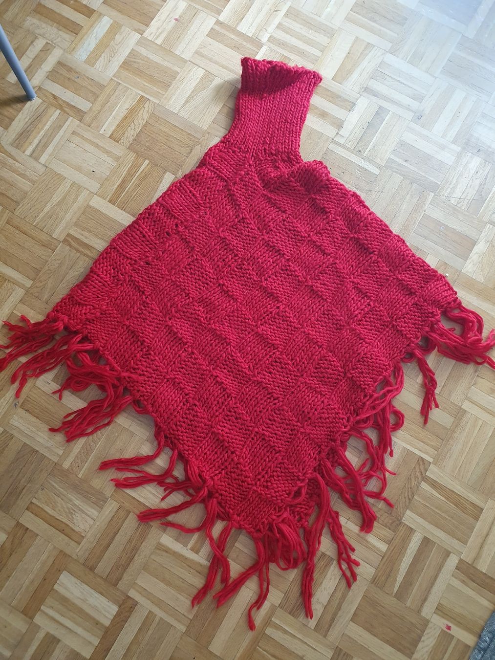 Pullover & Sweatshirts: roter Strickponcho – Gebraucht aus St. Gallen von 1811123 1