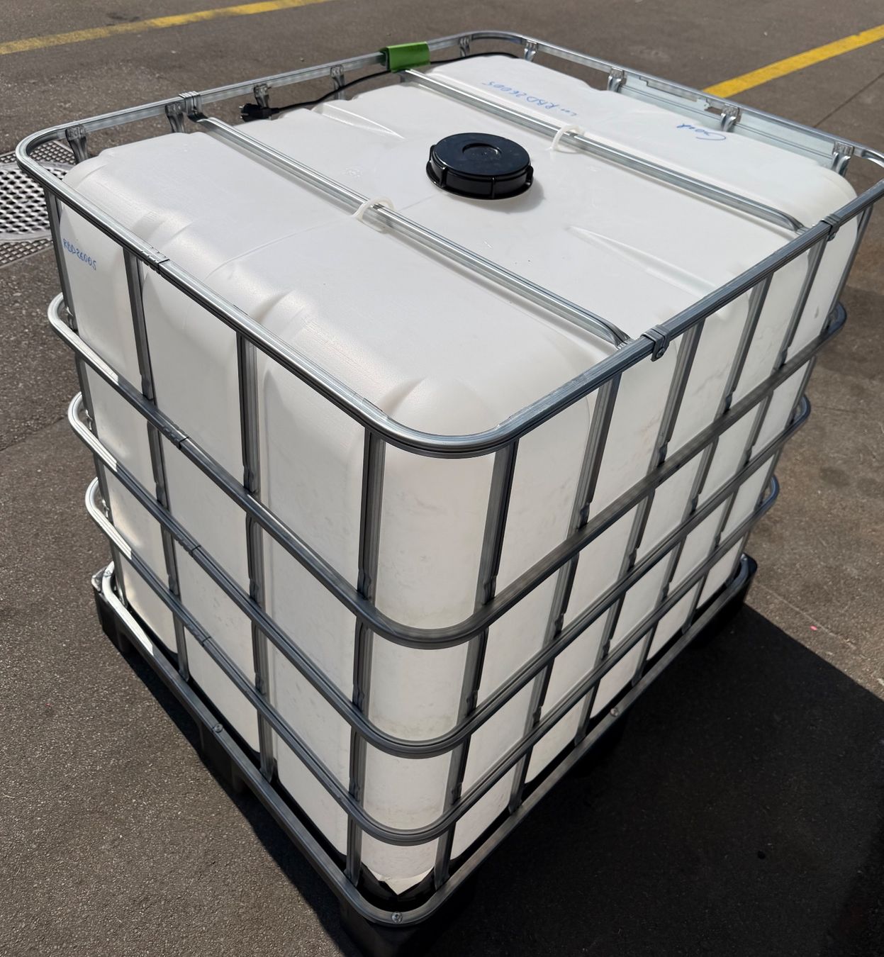 Tränken & Tröge: IBC CONTAINER 1000L MIT KUNSTSTOFFPALETTE – Gebraucht aus Schlieren von VintageType 5