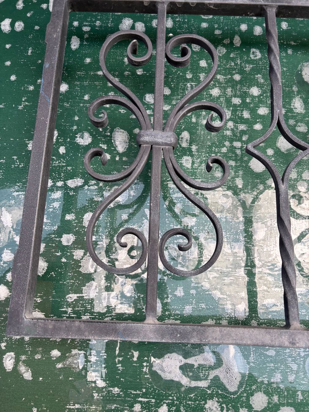 Gitter & Roste: Fenstergitter, massiv, alt – Gebraucht aus Niederurnen von Guste 1