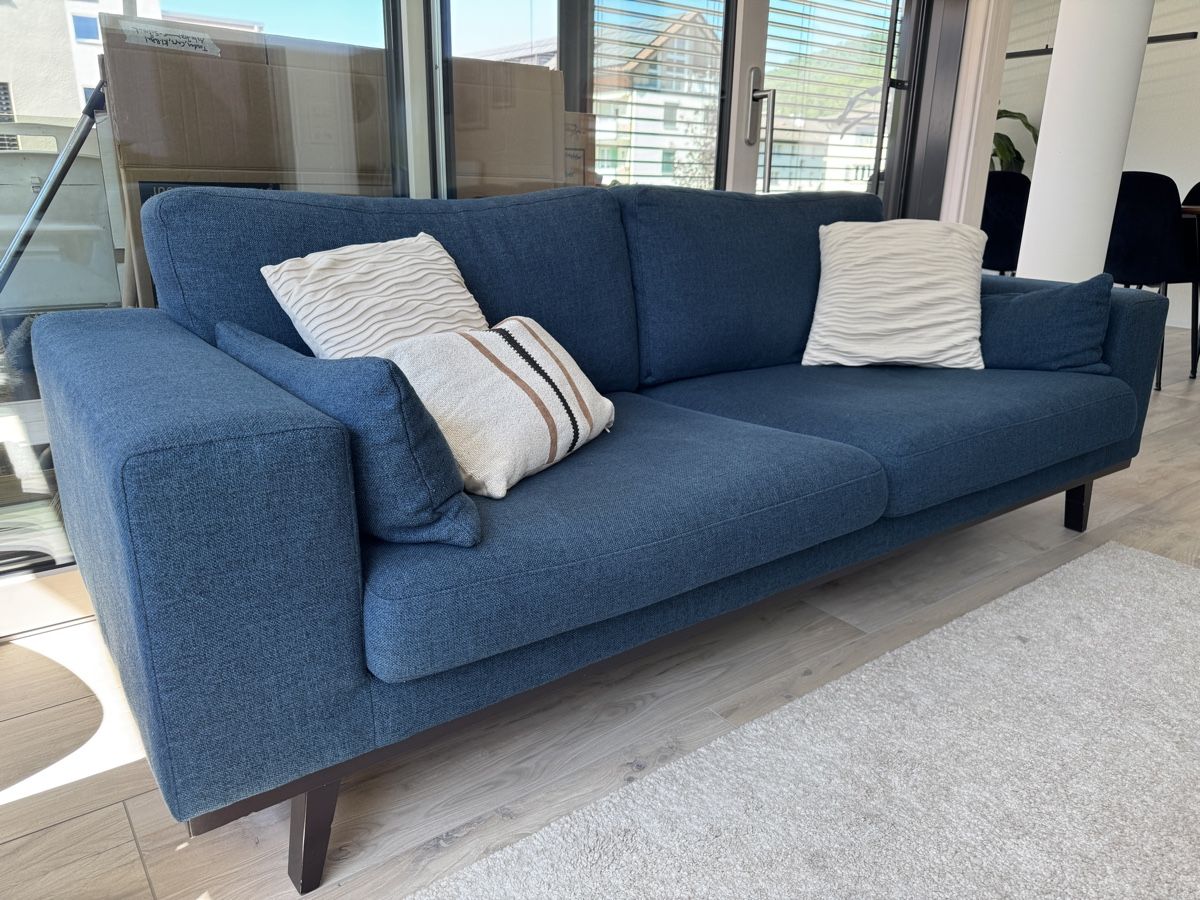 Divani: Micasa Sofa Couch Stoffsofa dunkelblau – Usato da Gelterkinden venduto da murattibox 2