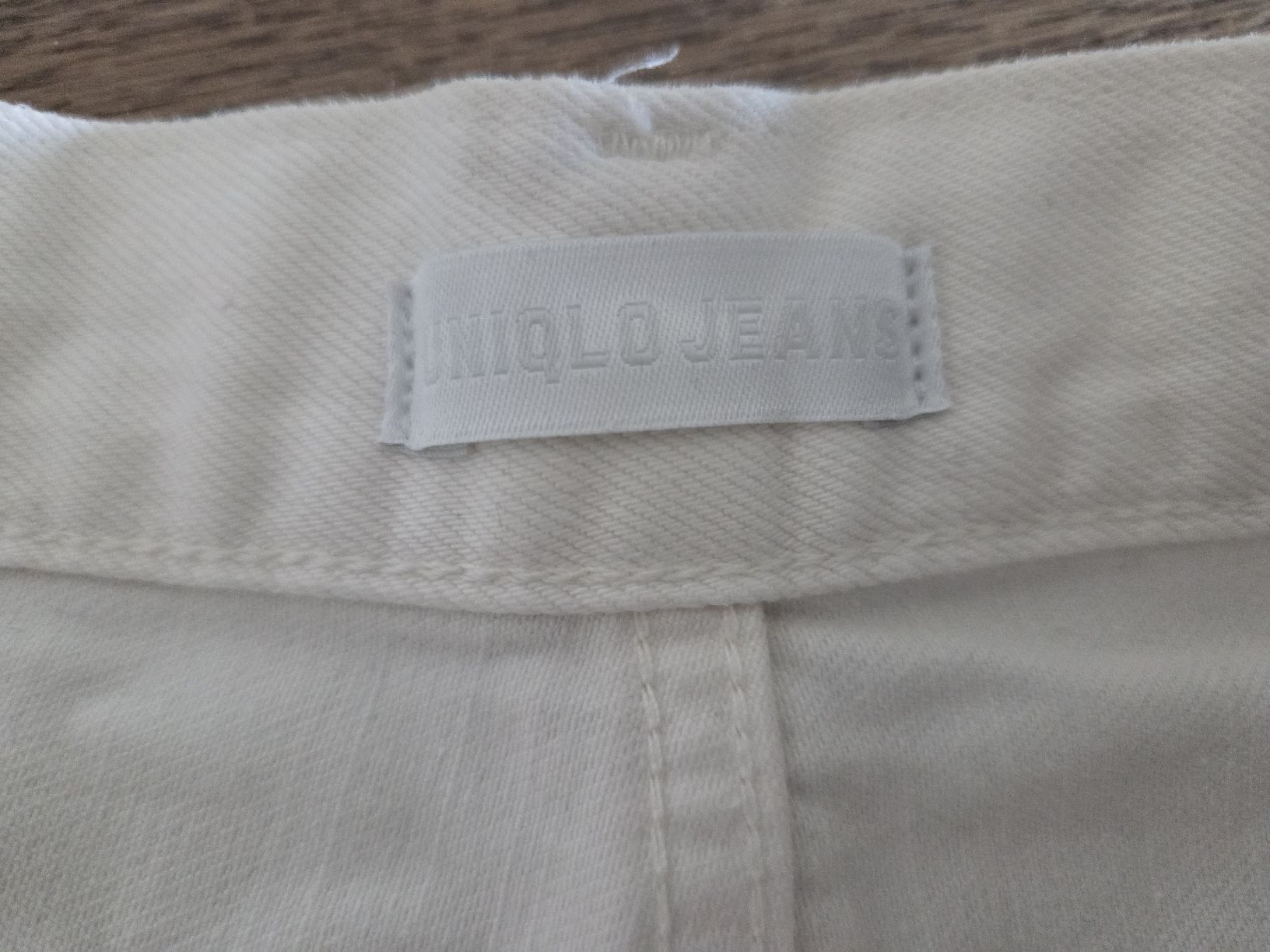 Uniqlo Jeans: Short Uniqlo blanc, taille 25 – Nuovo (secondo la descrizione) da Thonex venduto da shannon.tmm 1